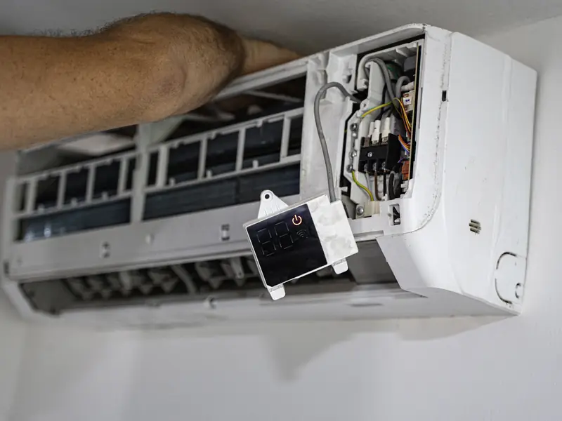 Code erreur climatisation : le relever, le comprendre, réagir 2 Contrôle de la carte électronique d'un climatiseur par un technicien