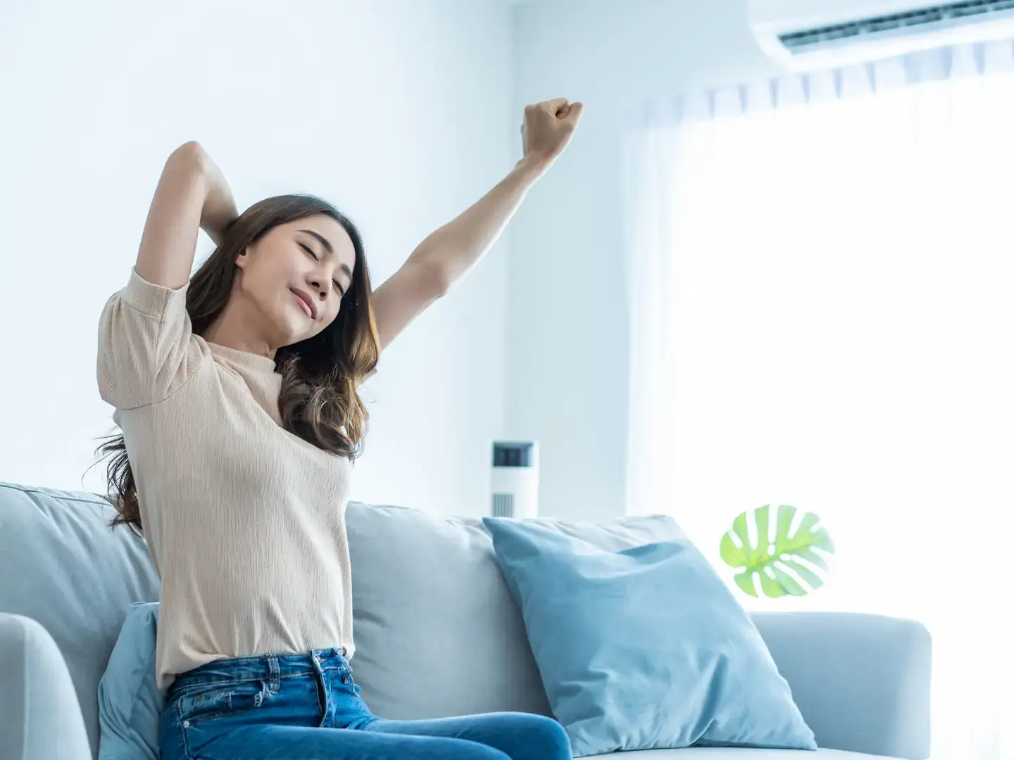 Intérieur d'un logement rafraîchi par une climatisation, dans une maison du Dramont