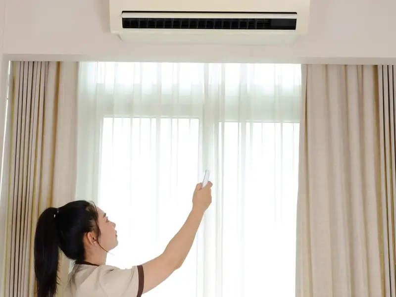 Désinfection de climatisation à Agay et sur la côte de l'Estérel 2 Réglage d'une climatisation murale dans une chambre après son assainissement