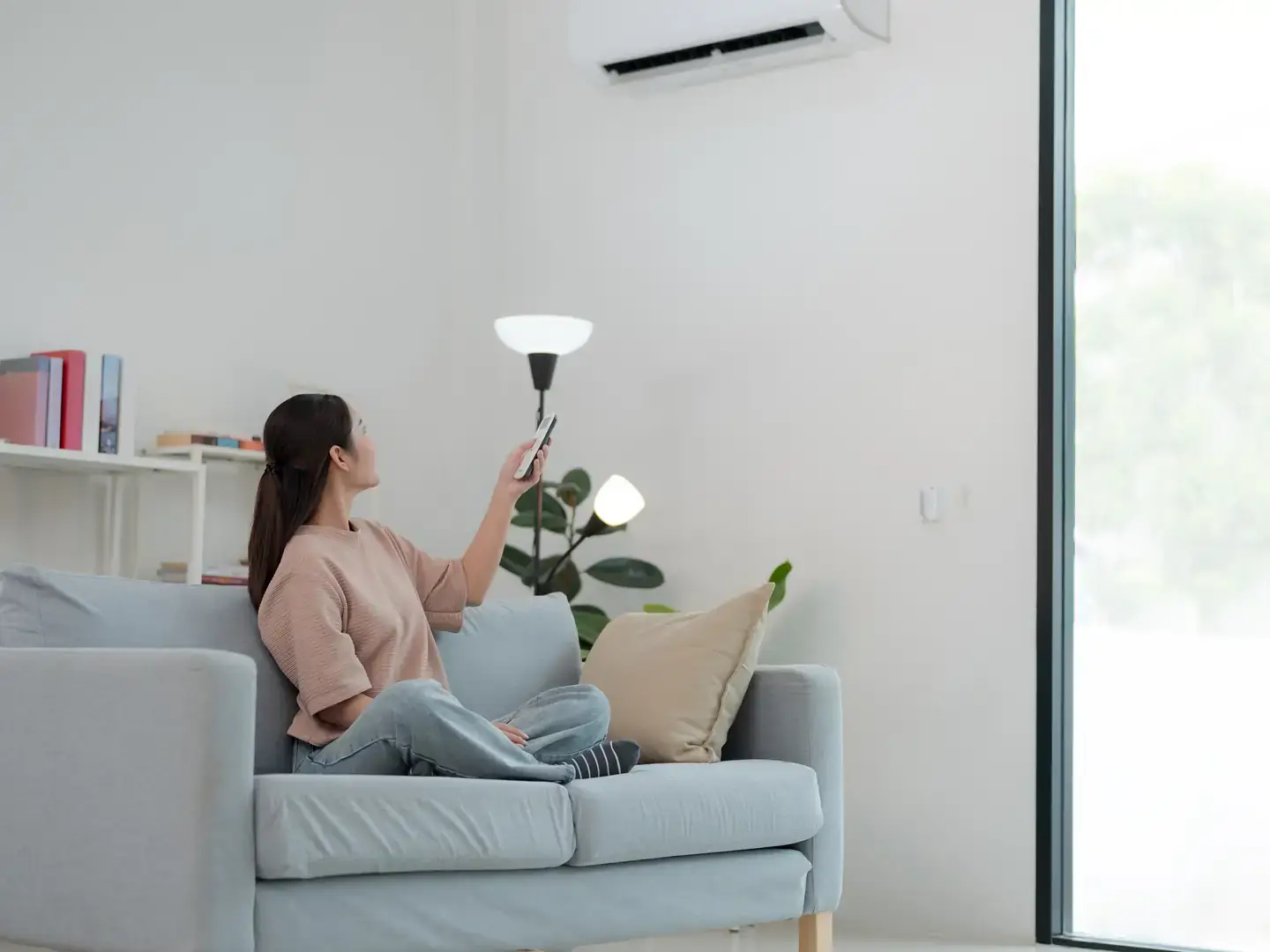Séjour lumineux rafraîchi par une climatisation réversible murale