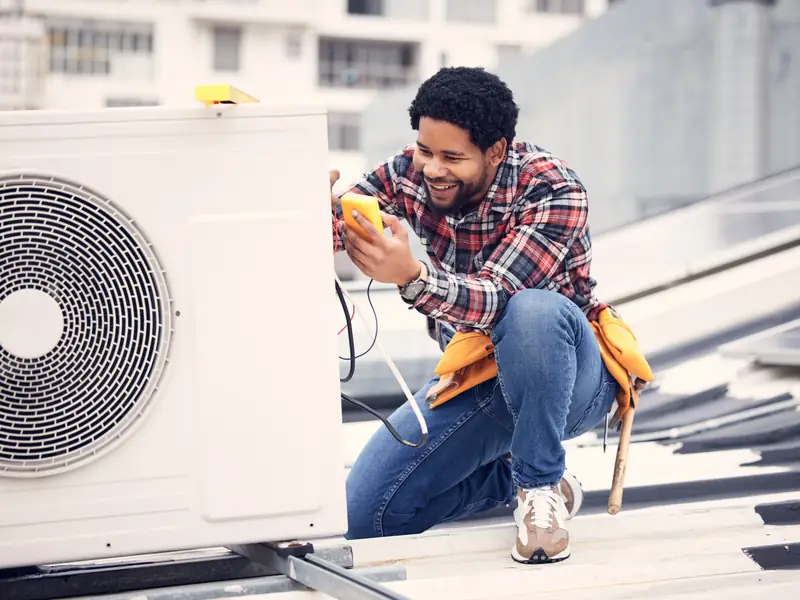 Climatisation en bord de mer : protéger l'installation du sel, de la rade d'Agay au Trayas 2 Technicien mesurant les connexions électriques d'un groupe extérieur de climatisation