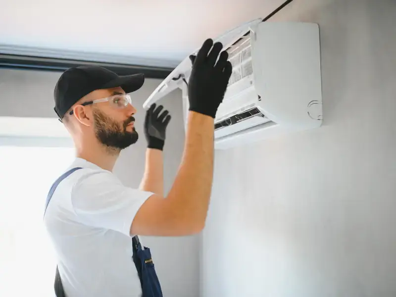 Intervention sur un climatiseur mural à Agay et dans l'Estérel