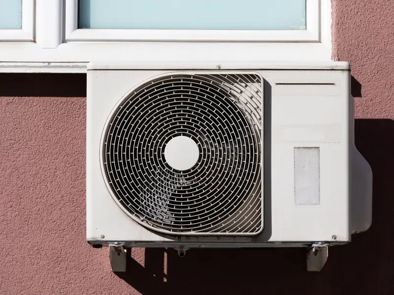 Groupe extérieur de climatisation en façade à Saint-Raphaël